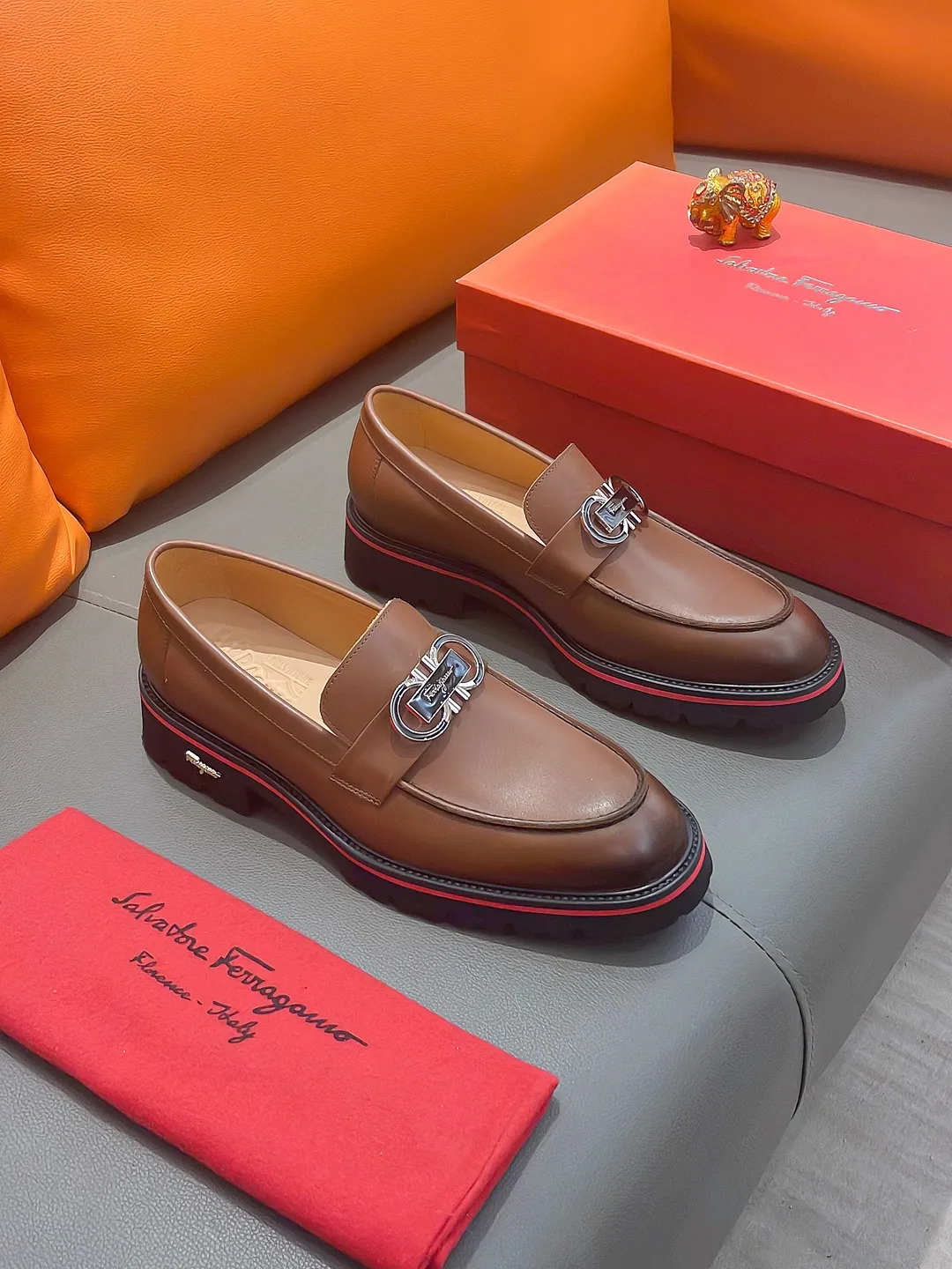 Men's shoes FERRAGAMO "Ferragamo" P540 Regular size: 39-44 (38, 45, 46, 47 customized) (suit shoes) Product materials: Selected first-layer cowhide upper, imported sheepskin lining; original outsole.